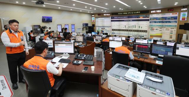 8일 한국전력 나주 본사 지하 1층 재난종합상황실에서 직원들이 올여름 전력수급 긴급 상황에 대비해 비상 훈련을 하고 있다. 사진 제공=한국전력