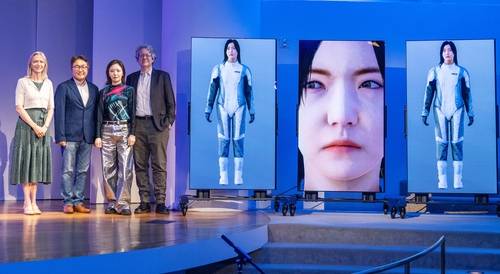 마리엣 웨스터만(왼쪽부터) 구겐하임미술관장 겸 CEO, 허철호 LG전자 북미법인 상무, 김아영 작가, 냇 트로트먼 구겐하임 큐레이터가 미국 뉴욕 구겐하임 미술관에서 LG 올레드 TV를 통해 상영되고 있는 김 작가의 작품 ‘딜리버리 댄서’를 배경으로 기념 촬영을 하고 있다. 사진 제공=LG전자