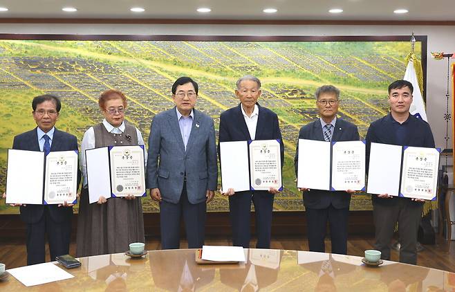  8일 오후 경주시청 대외협력실에서 주낙영 경주시장이 '6·25전쟁 참전용사 5명의 유족에게 무공훈장과 훈장증을 전수하고 기념촬영을 하고 있다. ⓒ경주시