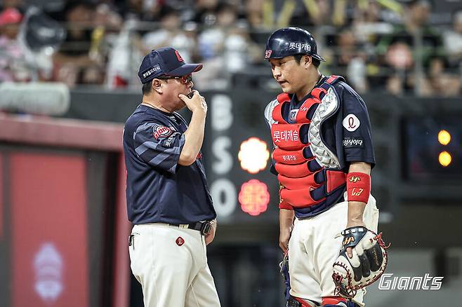 ▲ 김태형 롯데 감독과 유강남이 대화를 나누고 있다. ⓒ롯데 자이언츠