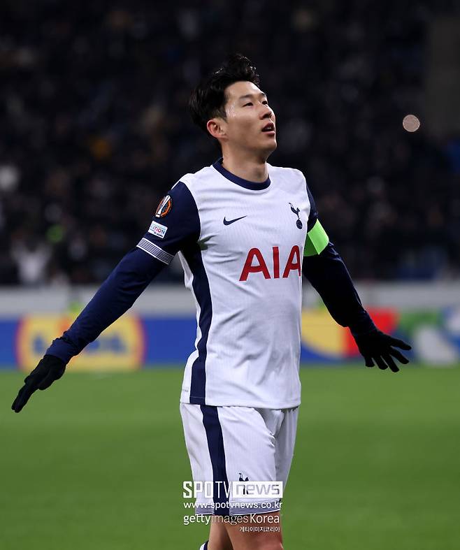 ▲ 영국 매체 '팀토크'는 "사우디아라비아 구단들은 손흥민에게 연봉 3,000만 유로를 제시했다. 손흥민이 이 제안을 받는다면 3년 총액 9,000만 유로(약 1,446억 원)를 수령하게 된다. 이는 아시아 축구선수 중 최고 수준일 뿐만 아니라, 세계적으로도 손꼽히는 수준이다"라고 설명했다.