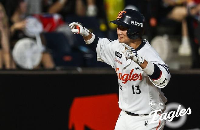 ▲ 4회 역전 결승 3점 홈런을 친 최재훈 ⓒ한화이글스