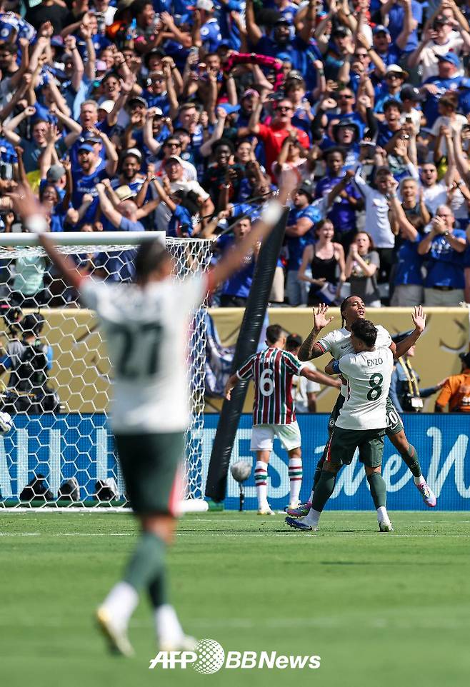 첼시 주앙 페드루(오른쪽 위)가 9일(한국시간) 미국 뉴저지주 이스트 러더퍼드의 메트라이프 스타디움에서 열린 2025 국제축구연맹(FIFA) 클럽 월드컵 준결승 플루미넨시전에서 두 번째 골을 터뜨리자 기뻐하는 첼시 선수들과 팬들. /AFPBBNews=뉴스1