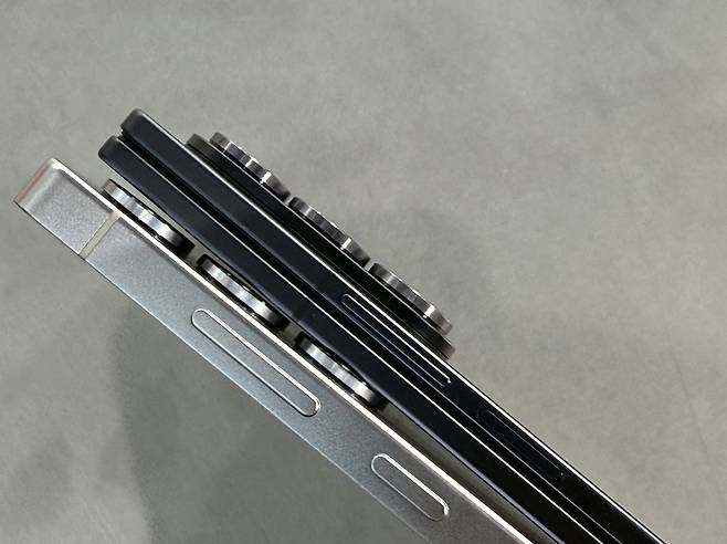 삼성 갤럭시 Z폴드7(위)와 S25 울트라 두께 비교 (뉴욕=연합뉴스) 이지헌 특파원 = 삼성전자는 9일(현지시간) 뉴욕 브루클린 두갈 그린하우스에서 열린 신제품 공개 행사 '갤럭시 언팩 2025'에서 신형 폴더블 스마트폰 갤럭시 Z 폴드7 및 플립7를 전 세계에 소개했다. 사진은 폴드7(위)와 S25 울트라를 겹쳐 비교한 모습. 2025.7.9 pan@yna.co.kr