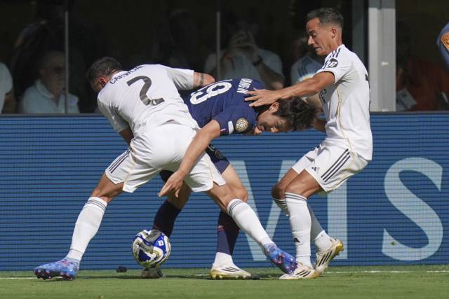 PSG의 이강인이 10일 미국 뉴저지의 메트라이프 스타디움에서 열린 2025 FIFA 클럽 월드컵 준결승전 도중 레알 마드리드 선수들과 공을 다투고 있다. 연합뉴스