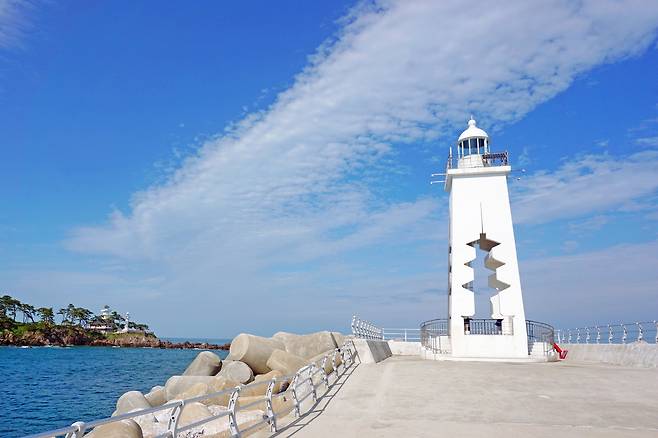 감포항 남방파제 등대. /경주시 제공