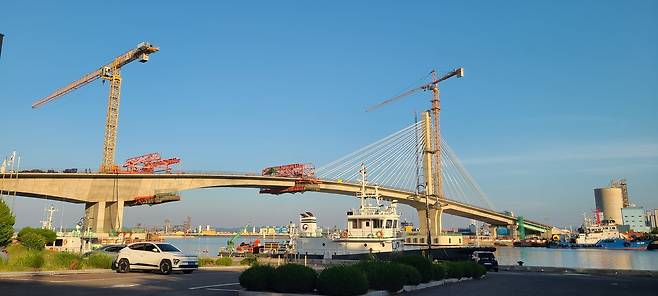 완공을 앞두고 아직 공사중인 포항시 남구 항구동과 송도동을 잇는 포항 동빈대교 모습.