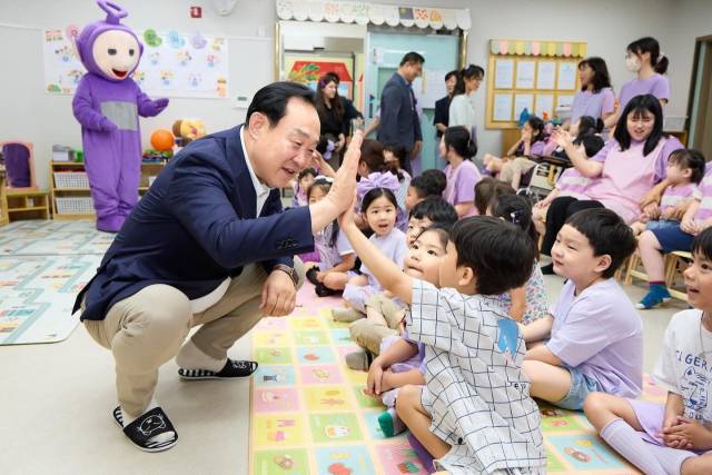 천영기 통영시장이 아이들과 하이파이브를 하고 있다. 통영시 제공