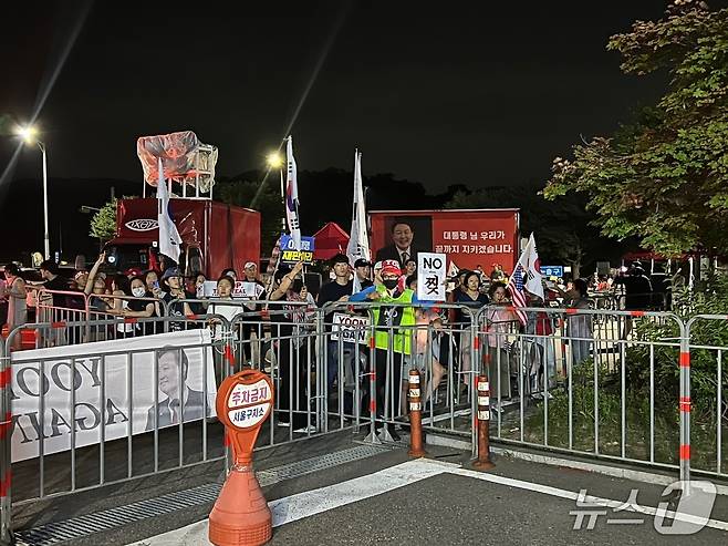 10일 윤석열 전 대통령 지지자들이 서울구치소 앞에서 집회를 여는 모습. 2025.7.10/뉴스1 ⓒ News1 심서현 기자