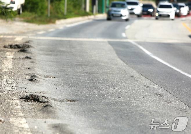 계속된 폭염으로 아스팔트 밀림 현상이 나타난 제천~단양 국도 5호선 커브길을 차량이 지나고 있다.2025.7.10/뉴스1ⓒ News1 손도언 기자