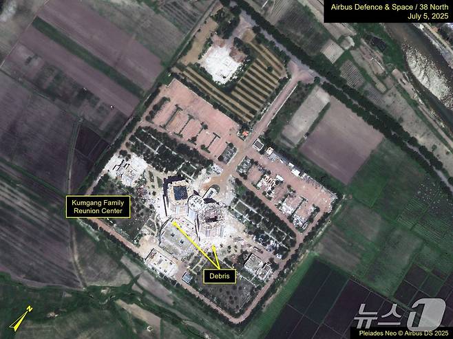유럽 항공우주업체 에어버스가 운영하는 플레이아데스 지구근접물체(NEO)가 지난 5일 위성으로 촬영한 북한 금강산관광지구 이산가족면회소. 부지 곳곳에 건물 철거 잔해가 흩어진 모습이 보인다.(38노스 갈무리).