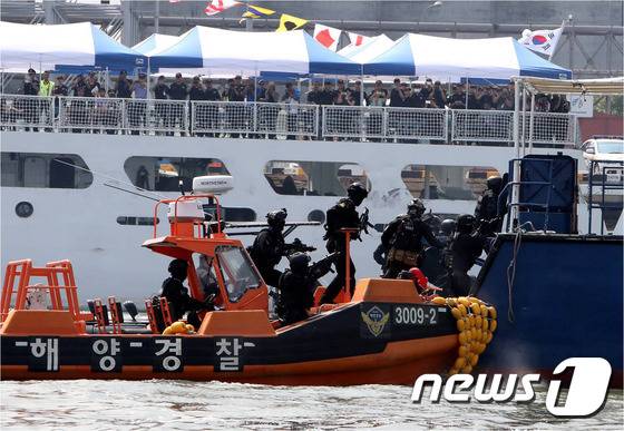 해양경비안전본부가 지난 2일 말레이시아 믈라카 해협에서 현지 해양경찰과 함께 한국 선박에 대한 해적행위에 대처하기 위한 합동훈련을 실시하고 있다. (해경 제공) 2016.6.7/뉴스1