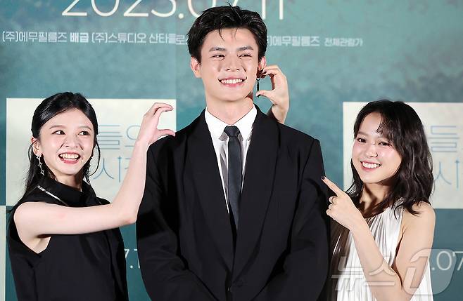 대만 배우 진연비(왼쪽부터)와 구이태, 항첩여가 10일 오후 서울 용산구 CGV용산아이파크몰에서 열린 영화 ‘우리들의 교복시절’ 언론시사회에 참석해 포즈를 취하고 있다. '우리들의 교복시절'은 대만 명문고 야간반에 입학한 '아이'와 같은 책상을 쓰는 주간반 엘리트 '민'이 절친이 되지만, 제일고 인기남 '루커'를 동시에 좋아하며 삼각관계가 되는 이야기로 오는 11일 개봉한다. 2025.7.10/뉴스1 ⓒ News1 김진환 기자