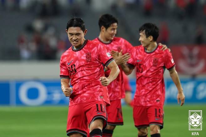 이동경(왼쪽에서 첫 번째)이 7일 중국전에서 선제골을 넣고 환호하고 있다. 사진 | 대한축구협회