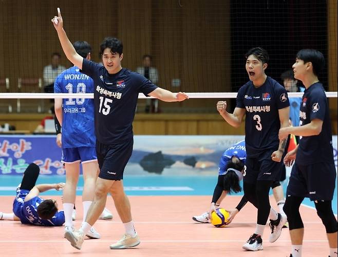 화성시청과 우리카드의 조별리그 경기 모습. 사진 | 한국실업배구연맹