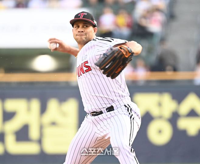 LG 선발투수 치리노스가 13일 서울 잠실구장에서 열린 2025 KBO리그 키움과 경기에서 역투하고 있다. 잠실 | 최승섭기자 thunder@sportsseoul.com