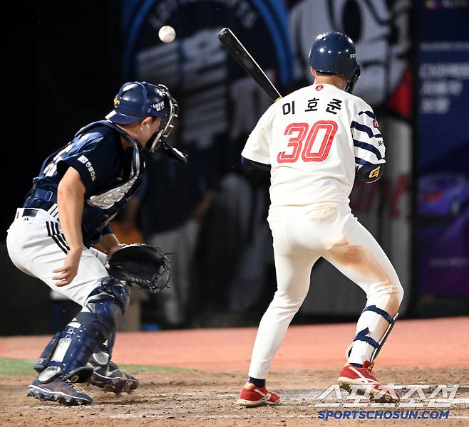 9일 부산 사직야구장에서 열린 두산과 롯데의 경기, 9회말 1사 2루 두산 포수 양의지가 롯데 이호준 타석때 김택연의 투구를 빠뜨리고 있다. 부산=허상욱 기자wook@sportschosun.com/2025.07.09/
