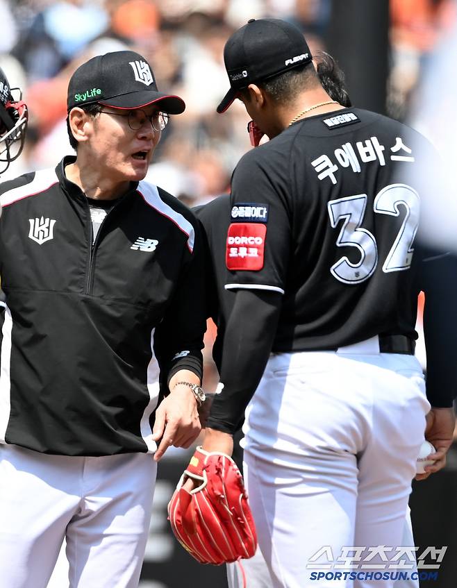3일 대전 한화생명볼파크에서 열린 KT와 한화의 경기, 1회말 KT 선발투수 쿠에바스가 1실점하며 위기를 맞자 이강철 감독이 마운드에 올라와 이야기를 하고 있다. 대전=허상욱 기자wook@sportschosun.com/2025.06.03/