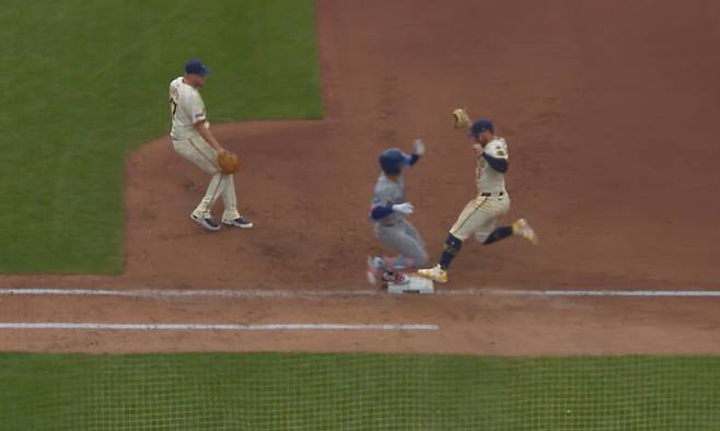 LA 다저스 김혜성이 10일(한국시각) 아메리칸패밀리필드에서 열린 밀워키 브루어스전에서 9회초 1루쪽으로 땅볼을 치고 전력질주해 밀워키 1루수 제이크 바워스보다 먼저 베이스를 밟고 있다. 사진=MLB.TV 캡처