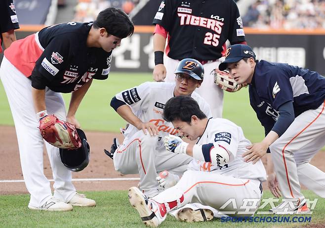 10일 대전 한화생명 볼파크에서 열린 한화와 KIA의 경기. 3회말 유격수 내야 땅볼 타구 후 1루에서 KIA 오선우 1루수와 충돌한 한화 최재훈. 대전=송정헌 기자songs@sportschosun.com/2025.07.10/
