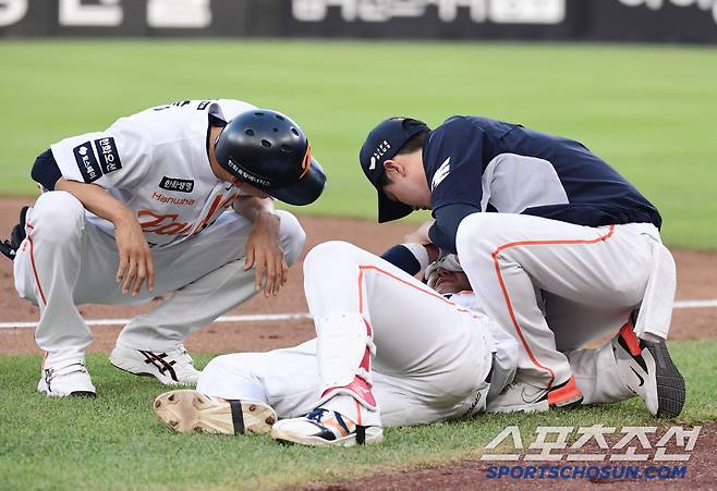 10일 대전 한화생명 볼파크에서 열린 한화와 KIA의 경기. 3회말 유격수 내야 땅볼 타구 후 1루에서 KIA 오선우 1루수와 충돌한 한화 최재훈. 대전=송정헌 기자songs@sportschosun.com/2025.07.10/
