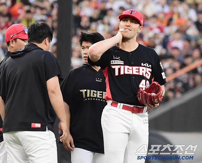 3회 한화 심우준의 강습 타구에 엉덩이를 맞은 KIA 네일.