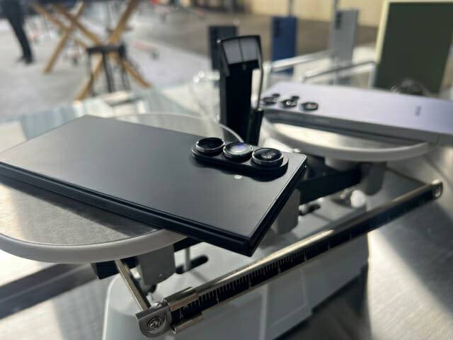 갤럭시Z폴드7(왼쪽)과 갤럭시S25울트라(오른쪽) (사진=지디넷코리아 신영빈 기자)