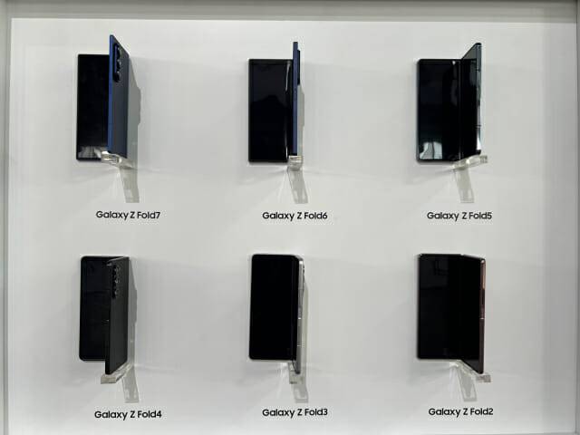 9일(현지시간) 미국 뉴욕 브루클린 듀갈 그린하우스에서 열린 '갤럭시 언팩 2025' 행사장에 갤럭시Z폴드 시리즈 변화 과정이 전시됐다. (사진=지디넷코리아 신영빈 기자)