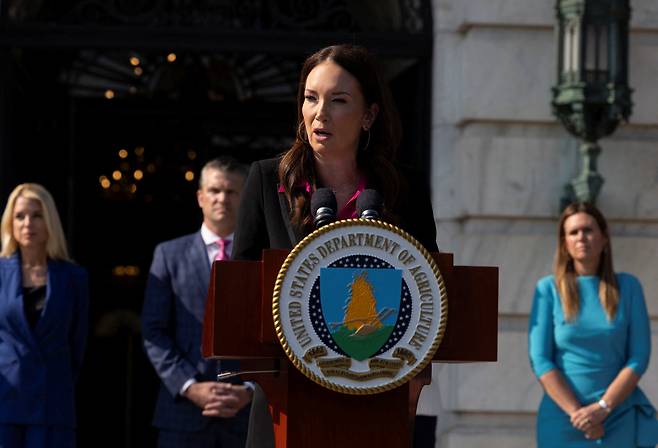 브룩스 롤린스 미 농림부 장관이 8일 미 워싱턴 DC 농림부 청사 밖에서 중국인의 미국 내 부동산 취득 규제 방안을 밝히고 있다./로이터 연합뉴스