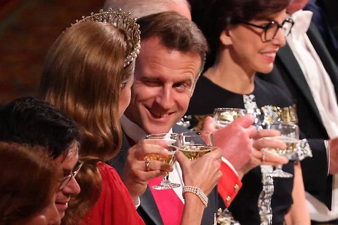 8일 영국 국빈 만찬장에서 케이트 미들턴 왕세자빈과 건배하며 윙크한 마크롱 대통령./ 로이터 연합뉴스