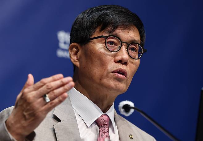 이창용 한국은행 총재가 10일 서울 중구 한국은행에서 열린 금융통화위원회 금리 결정에 대한 기자간담회에서 취재진 질문에 답하고 있다. /연합뉴스