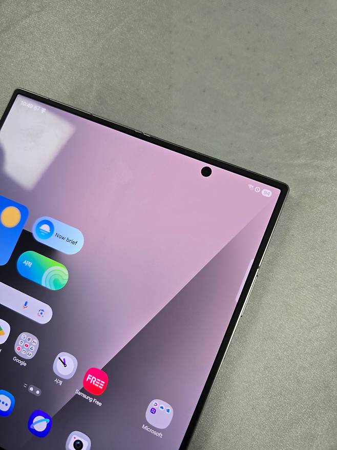 삼성전자 ‘갤럭시Z 폴드7’에는 카메라 홀을 디스플레이 아래로 숨기는 ‘언더 디스플레이 카메라’(UDC)가 적용되지 않았다./정두용 기자