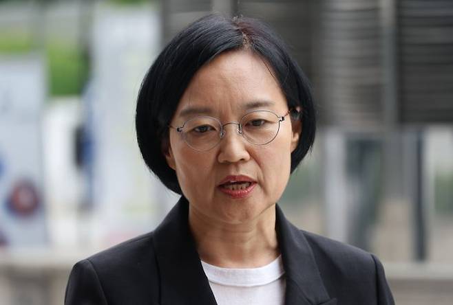 한성숙 중소벤처기업부 장관 후보자가 지난달 24일 서울 여의도 인사청문회 준비 사무실로 출근하던 중 취재진 질문에 답하고 있다. ⓒ뉴시스