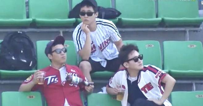 ‘엘롯기’의 암흑기 시절 중계 화면에 절묘하게 잡힌 LG, 롯데, KIA 팬이 모여 있는 모습. KBSN 중계화면 캡쳐