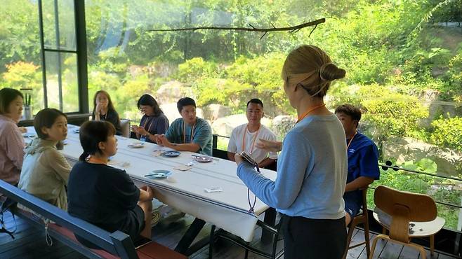 서선아 대표(오른쪽 일어선 사람)가 무주 ‘산타지’ 식구들에게 작업 내용을 설명하고 있다. 산타지 마을 제공.