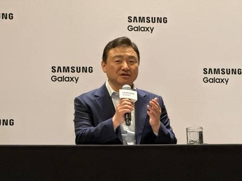 삼성전자의 모바일경험(MX) 사업부문을 이끄는 노태문 사장이 9일(현지시간) 미국 뉴욕 브루클린에서 열린 신제품 공개행사 ‘갤럭시 언팩 2025’ 후 한국 언론과 가진 기자간담회에서 발언하고 있다. 연합뉴스