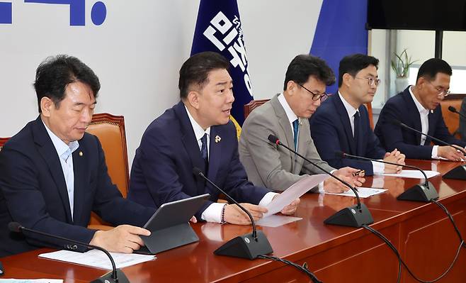 더불어민주당 김병기 당 대표 직무대행 겸 원내대표(왼쪽 두번째)가 10일 국회에서 열린 정책조정회의에서 발언하고 있다.(사진=연합뉴스)