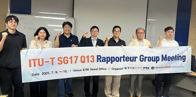 지난 9일부터 이틀간 한국전자통신연구원(ETRI) 서울 사무소에서 열린 국제전기통신연합 전기통신표준화부문 정보보호연구반 Q13연구그룹 주관 지능형교통시스템 및 커넥티드 차량 보안라포쳐 그룹 표준화 회의에서 참석자들이 기념촬영을 하고 있다.(ITU-T SG17 Q13연구그룹 제공)