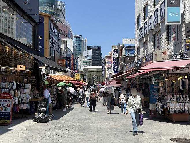 역대급 폭염이 기승을 부린 10일 오후 서울 중구 남대문시장. 무더위로 인해 거리는 다소 한산한 모습이었다. 사진=최혜림 기자