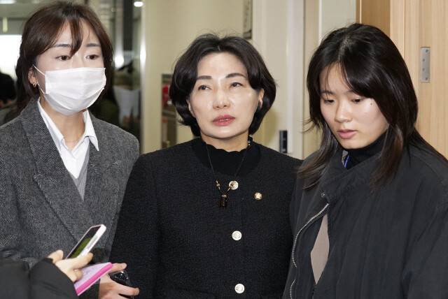 서미화 더불어민주당 의원(가운데)이 인권위 전원위원회에 ‘윤석열 방어권 보장’ 안건이 상정된 지난 2월10일 보좌진의 부축을 받으며 서울 중구 국가인권위로 들어가고 있다. 서 의원은 시각장애인이다. 공동취재사진