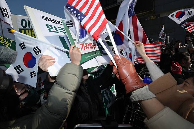 2025년 2월26일 서울 서대문구 이화여자대학교 들머리에서 윤석열 대통령 탄핵을 요구하는 집회와 반대하는 집회가 열리고 있다. 이종근 선임기자