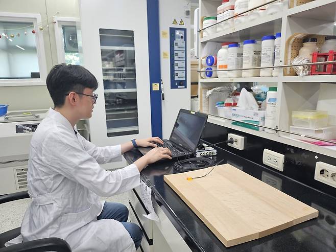 국립산림과학원 연구원이 미생물을 활용한 목재 음향 특성을 평가하고 있다. 국립산림과학원 제공