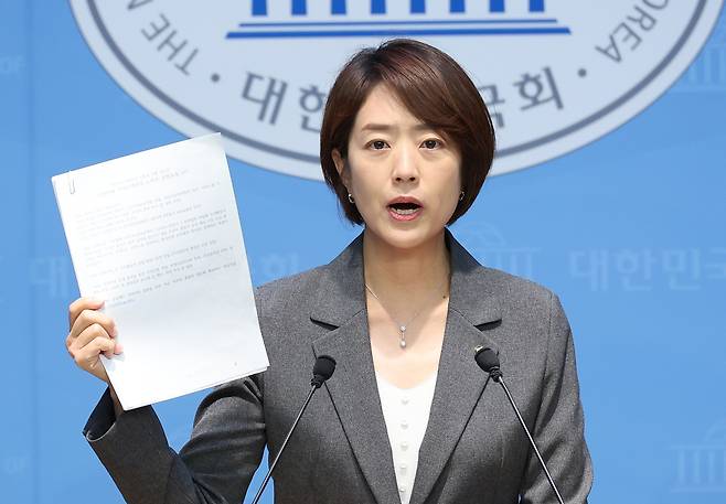 고민정 더불어민주당 의원이 10일 국회 소통관에서 리박스쿨 내부문건 공개 기자회견을 하고 있다. 연합뉴스