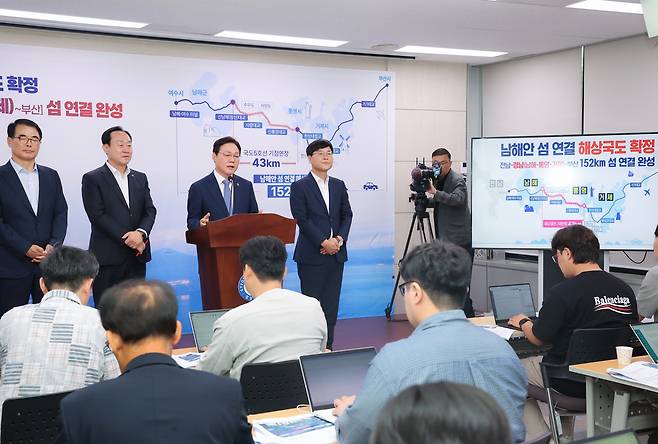 남해안 길이 152㎞ 해상 국도 사업 청사진 밝히는 박완수 경남지사. 경남도 제공