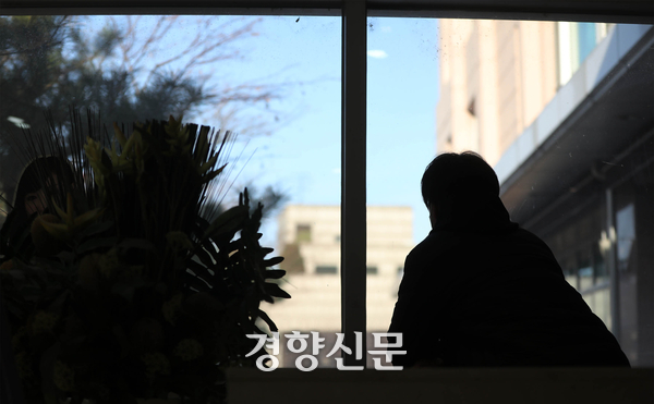 장애인 공동생활가정은 장애인 탈시설을 위해 필요한 곳이지만, 정작 종사자들이 근로기준법의 보호를 받지 못하며 일하고 있는 경우가 많다. 사진은 장애인 시설에서 30여년 살다가 탈시설한 40대 발달장애인이 건물 복도에서 창밖을 내다보는 모습이다. 김창길 기자