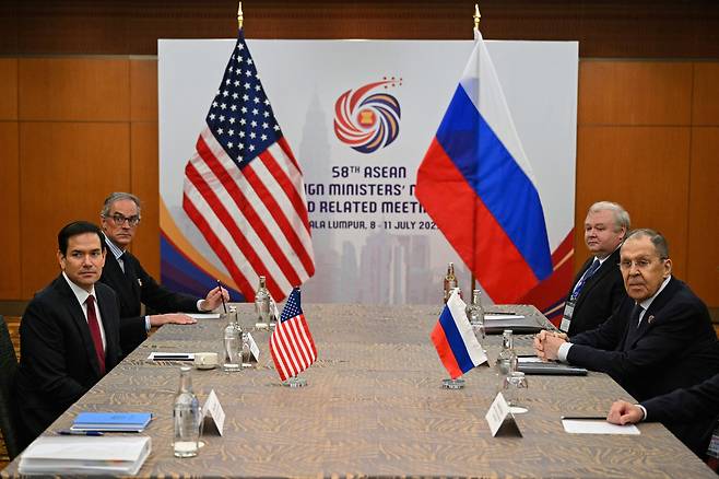 마코 루비오 미국 국무장관(왼쪽)이 10일(현지시간) 말레이시아에서 세르게이 라브로프 러시아 외무장관(오른쪽)과 만났다. AP연합뉴스