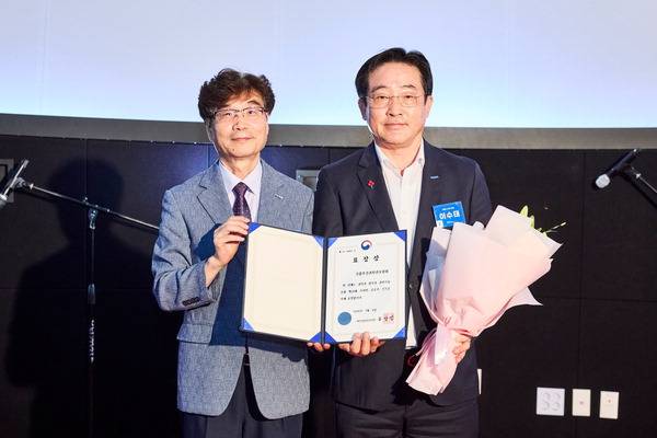 송삼종(사진 왼쪽) 국립부산과학관장과 이수태 후원회장이 과학문화 확산 유공 표창을 들어보이고 있다. 국립부산과학관 제공