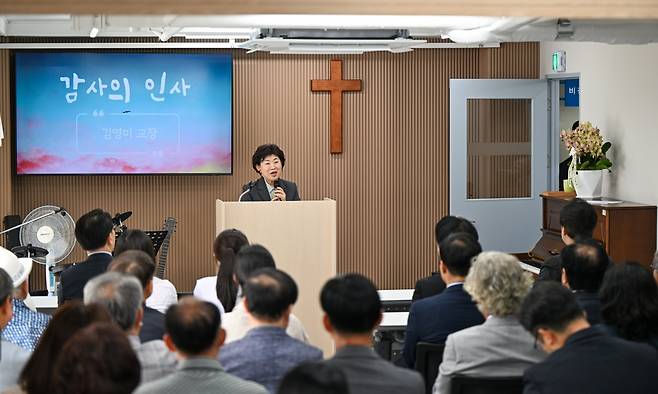 한꿈학교 김영미 교장이 8일 한꿈학교 이전 감사예배에서 후원자들에게 인사하고 있다. 의정부=신석현 포토그래퍼