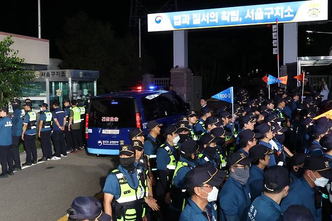 구속전 피의자 심문(영장실질심사)을 마친 윤석열 전 대통령이 탑승한 법무부 호송 차량이 9일 밤 경기도 의왕시 서울구치소로 들어가고 있다. 연합뉴스