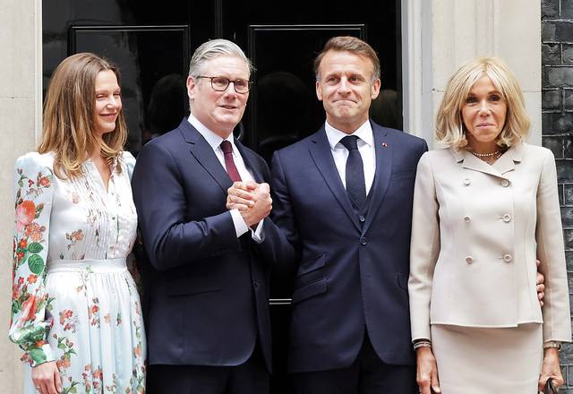 키어 스타머(왼쪽 두 번째) 영국 총리 부부와 에마뉘엘 마크롱 프랑스 대통령 부부가 9일(현지시간) 런던 다우닝가 10번지 총리관저 앞에서 기념촬영하고 있다. 신화연합뉴스